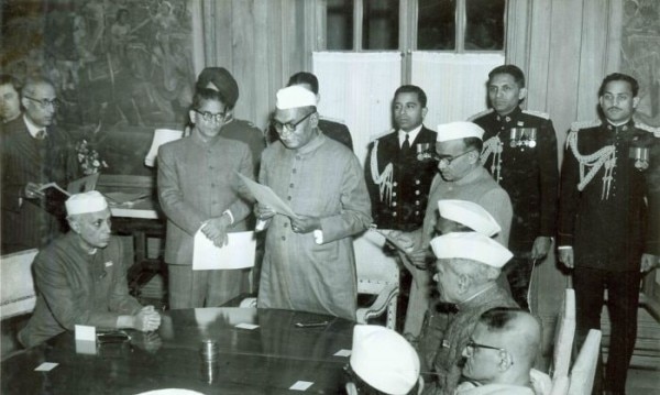 तमाम मतभेदों के बावजूद नेहरू और डॉ० राजेंद्र प्रसाद एकदूसरे का सम्मान करते थे. (तस्वीर : Getty) Untitled Design (1)