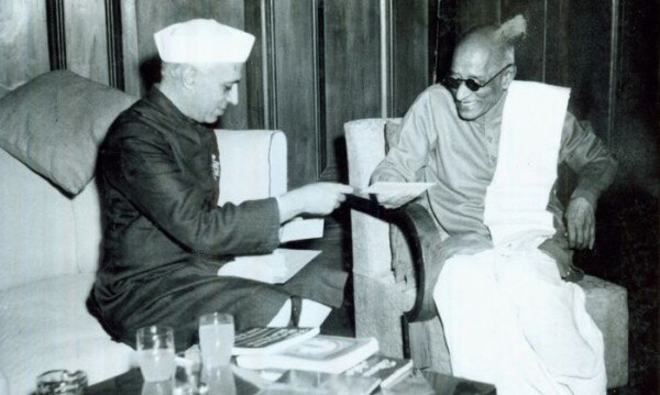 नेहरू और सी. राजगोपालाचारी (तस्वीर: राष्ट्रपति भवन) Untitled Design (2)