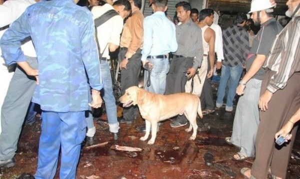 धामके के बाद के हालात का मुआयना करते हुए पुलिस (तस्वीर: Getty) Untitled Design (3)