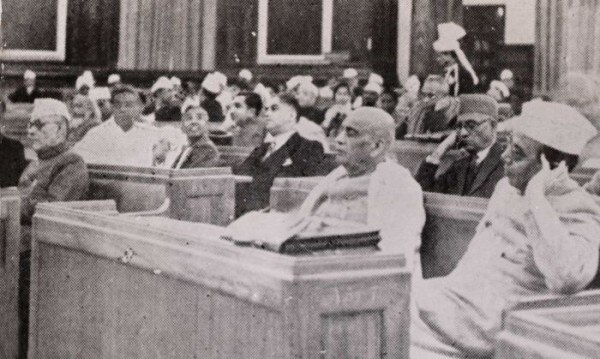 भारतीय सामविधान सभा में वल्लभभाई पटेल (तस्वीर: राष्ट्रपति भवन) Untitled Design (4)