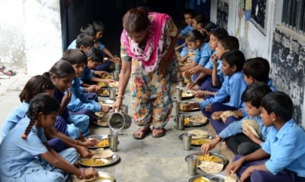 मिड-डे मील योजना के कई लाभ हैं. जैसे, वंचित वर्गों के बच्चों को स्कूल की तरफ़ आकर्षित करना (तस्वीर: Getty) Untitled Design (4)
