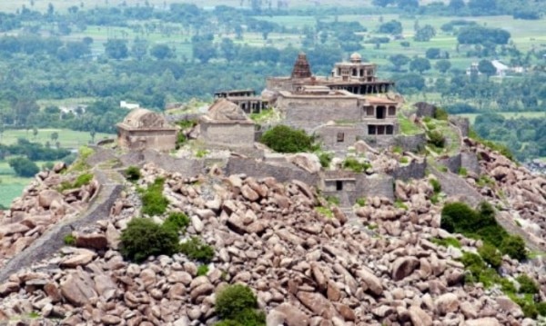 जिंजी का किला (तस्वीर: getty) Untitled Design (4)
