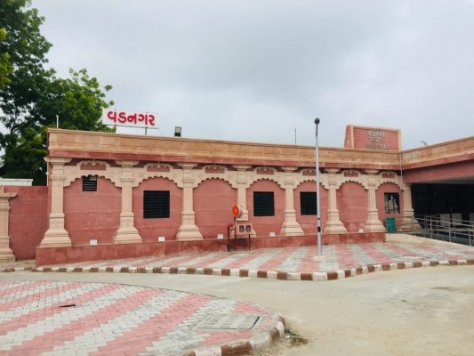 पूरे रेलवे स्टेशन को हेरिटेज लुक दिया गया है. Vadnagar (2)