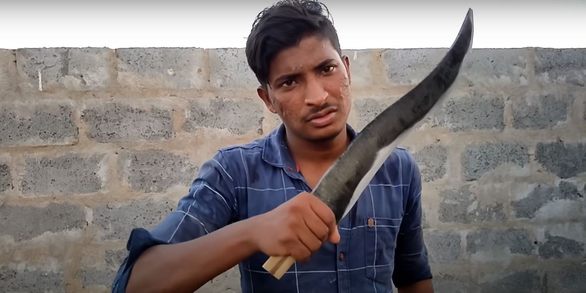 लकड़ी के ऐसे हथियार बनाए जो असली वालों को साइड बिठा दें. फोटो - यूट्यूब Weapons In Videos