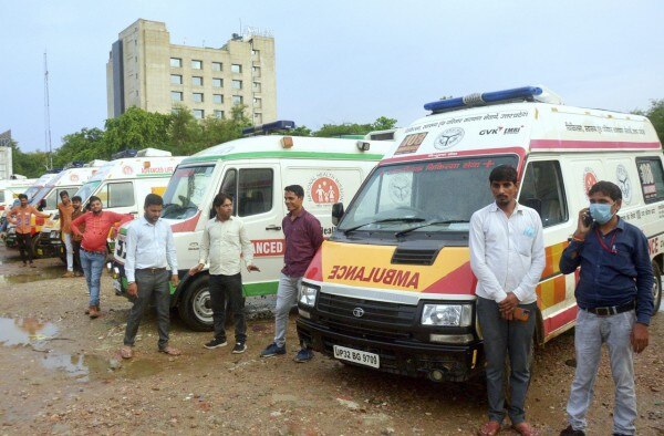 सख्ती के बाद भी हड़ताल से हटने को तैयार नहीं हैं एंबुलेंस कर्मी. (तस्वीर- पीटीआई) Ambulance Strike