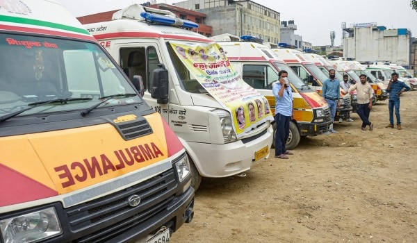 स्ट्राइक के दौरान एंबुलेंस कर्मी. (तस्वीर- पीटीआई) Ambulance