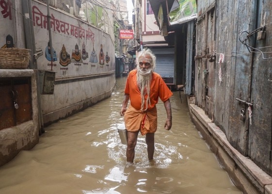 बारिश के पानी में डूबी वाराणसी की एक गली. (पीटीआई) Flood In Varanasi