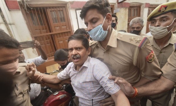 अमिताभ ठाकुर को ले जाती पुलिस. (तस्वीर- पीटीआई) Former Ips Officer Amitabh Thakur Arrested