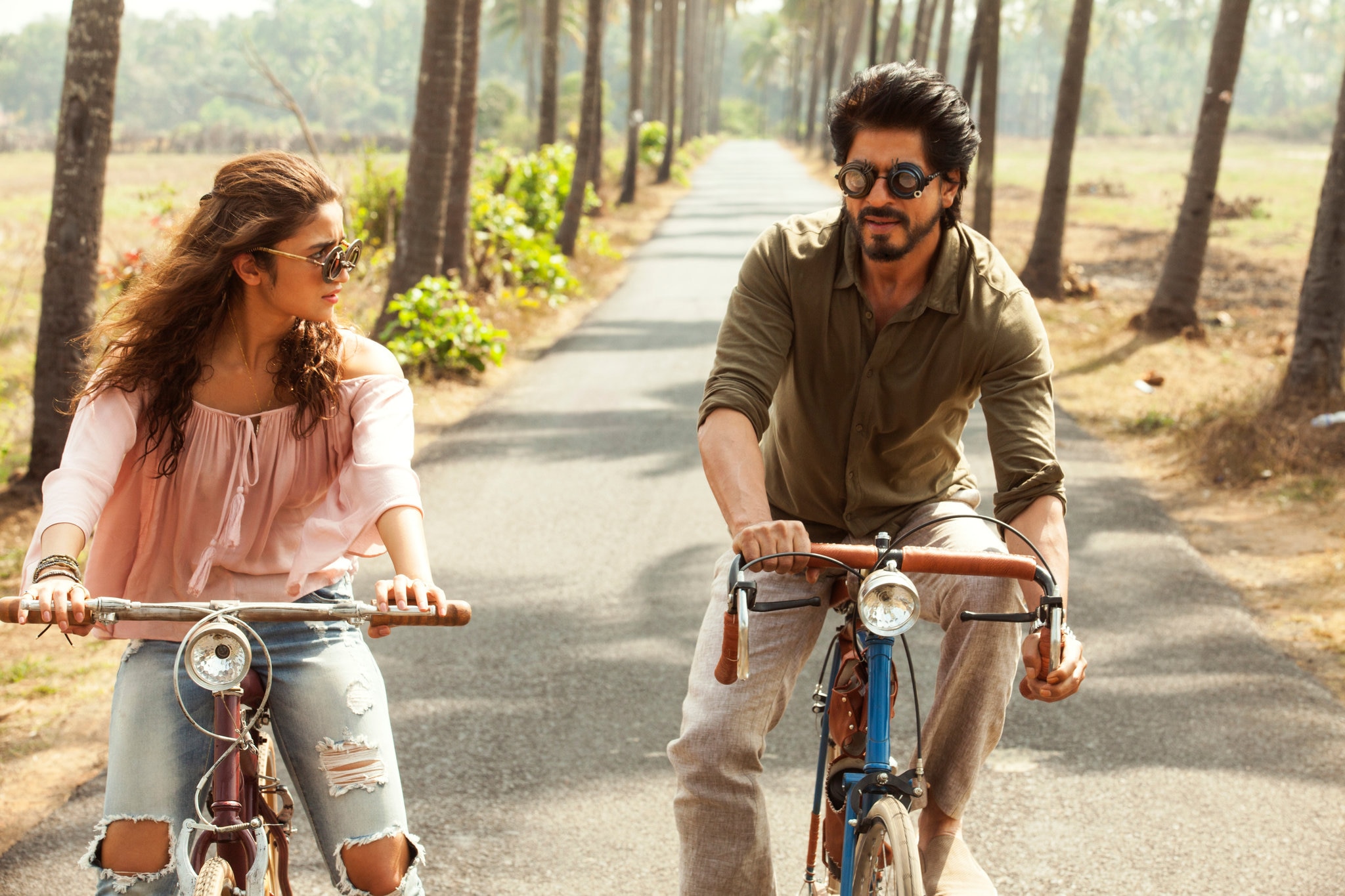 फिल्म 'डियर ज़िंदगी' के एक सीन में शाहरुख खान और आलिया भट्ट. फिल्म 'डियर ज़िंदगी' के एक सीन में शाहरुख खान और आलिया भट्ट.