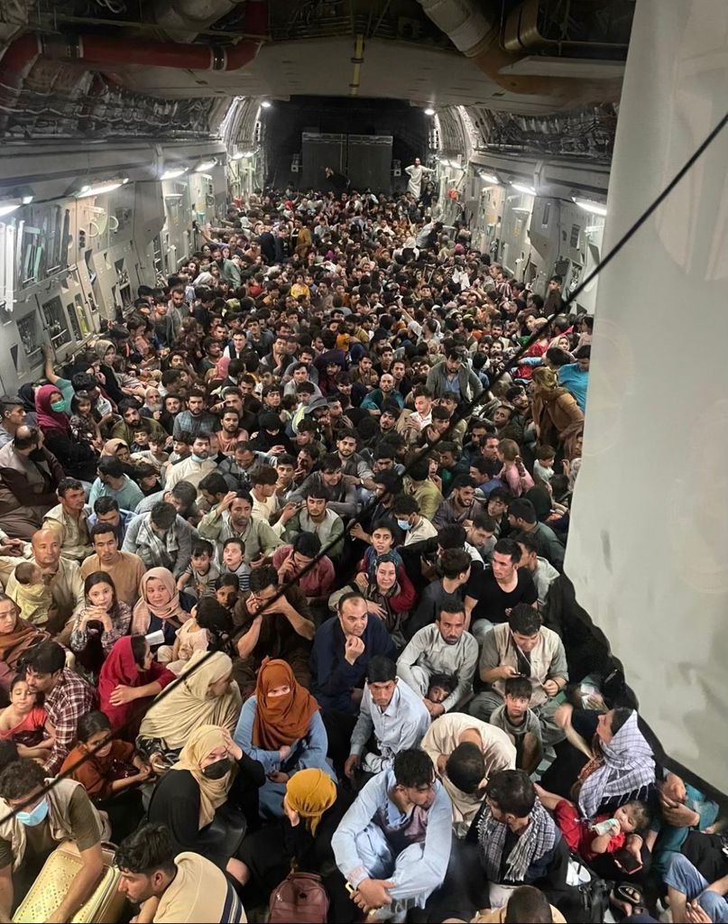 640 लोग. 640 लोग देश छोड़कर गए. उन्होंने अफगानिस्तान में एक क्रूर सत्ता की वापसी को नकार दिया. Afghanistan