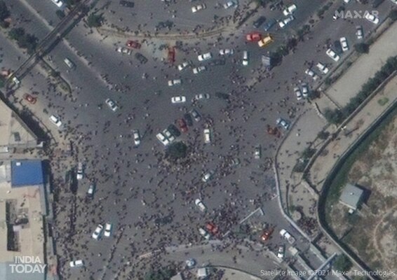 काबुल एयरपोर्ट के बाहर लोगों की भीड़. (Foto- Satellite image ©2021 Maxar Technologies, इंडिया टुडे) Afghanistan Airport 4