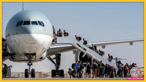काबुल हवाई अड्डे पर विमान में चढ़ते लोग. (प्रतीकात्मक तस्वीर) Afghanistan Kabul Aiport Plane