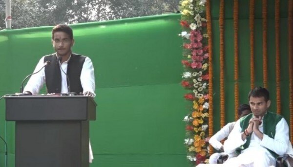 आकाश यादव के बगल में कुर्सी पर बैठे हैं तेज प्रताप यादव. (फाइल फोटो) Akash Yadav