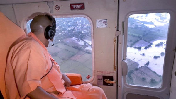 औरेया में आई बाढ़ का दौरा करने के दौरान सीएम योगी. (तस्वीर- पीटीआई) Yogi Adityanath In Auraiya