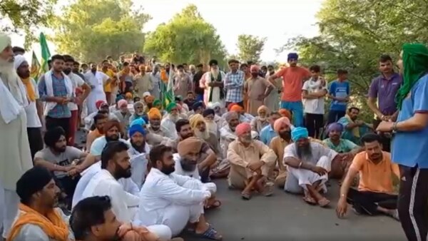 फतेहाबाद में सड़कों पर प्रदर्शन करते किसान. फोटो- आजतक Fatehabad