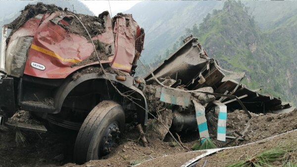 मलबे की चपेट में आए एक वाहन की स्थिति. फोटो- आजतक Himachal2