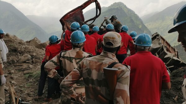 रेस्क्यू ऑपरेशन में जुटी टीमें. फोटो- आजतक Himachal4