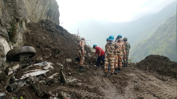 मलबे में लोगों की तलाश करती रेस्क्यू टीम. फोटो- आजतक Himachal5