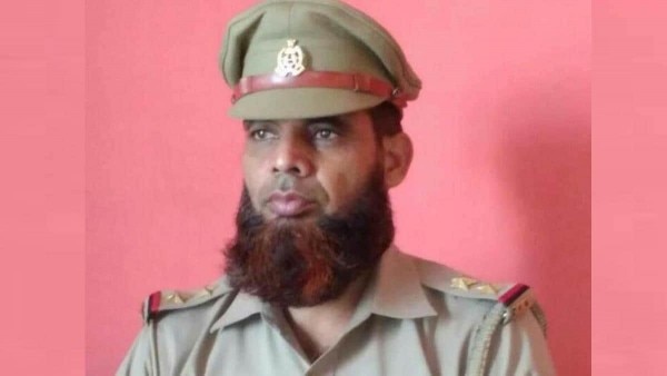 ऐसे ही एक मामले में बागपत के सब इंस्पेक्टर इंतेसार अली को भी कारण बताओ नोटिस देने के साथ-साथ निलंबित कर दिया था. (फोटो: साभार इंडिया टुडे) Intesar Ali 0 Sixteen Nine