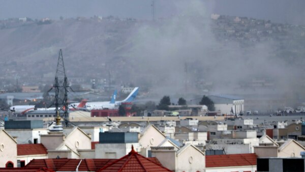 हमले के बाद काबुल एयरपोर्ट के पास से उठता धुआं. फोटो- PTI Kabul Airport