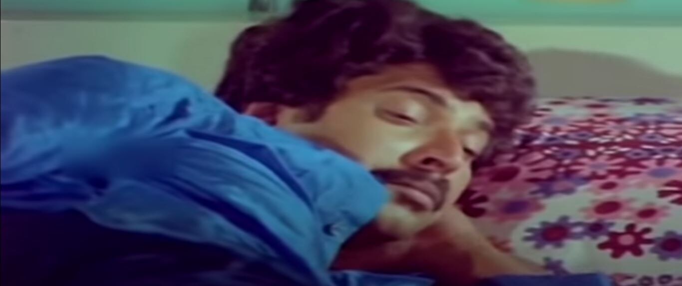 दिन राट शूट करने की वजह ममुक्का इतना थक गए कि खड़े-खड़े सो गए. Mamukka Sleeping 1