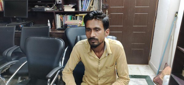 पीड़ित कैब ड्राइवर सआदत अली. (तस्वीर- समर्थ श्रीवास्तव/आजतक) Lucknow Slapgate, cab driver