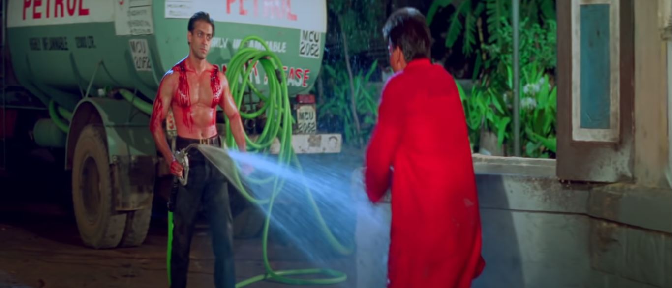 अपने बेटे को पेट्रोल से जलता देख उनकी मां रोने लगी. (फोटो में पेट्रोल की बर्बादी नहीं हुई, उस वक्त पेट्रोल सस्ता हुआ करता था) Petrol Scene 2
