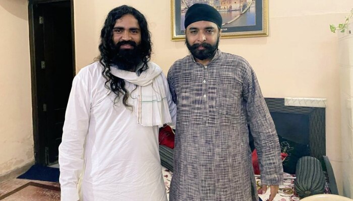 तेजिंदर बग्गा के साथ प्रीत सिंह. (फोटो- Twitter) Preet Singh