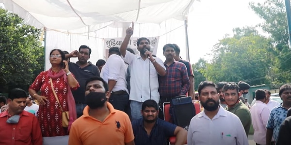 इस मामले को लेकर दलित और महिला अधिकार कार्यकर्ता लगातार विरोध प्रदर्शन कर रहे हैं. इस मामले को लेकर दलित और महिला अधिकार कार्यकर्ता लगातार विरोध प्रदर्शन कर रहे हैं.