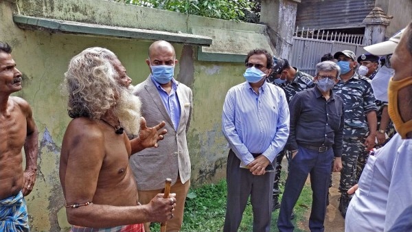 मई 2021 में बीरभूम में हुई हिंसा के बाद केंद्र सरकार का एक जांच दल एक स्थानीय निवासी से बात करता हुआ. (तस्वीर- पीटीआई) Post Poll Violence In Birbhum