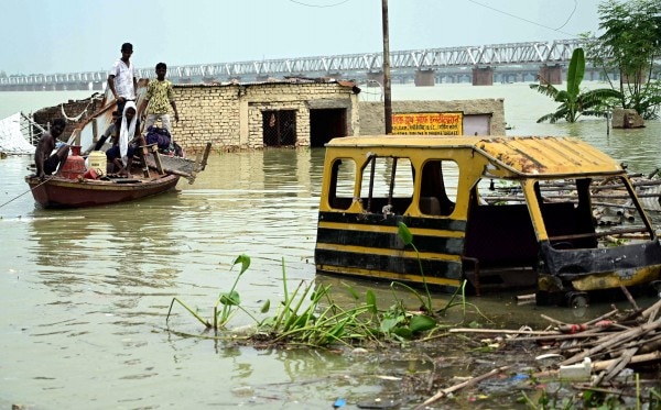 यूपी में बारिश के बाद आई बाढ़ की एक तस्वीर. (साभार- पीटीआई) Flood In Prayagraj