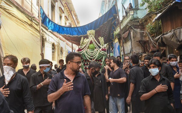 पिछले साल कोलकाता में मुहर्रम के जुलूस में शामिल लोग. (तस्वीर- पीटीआई) Muharram In Kolkata