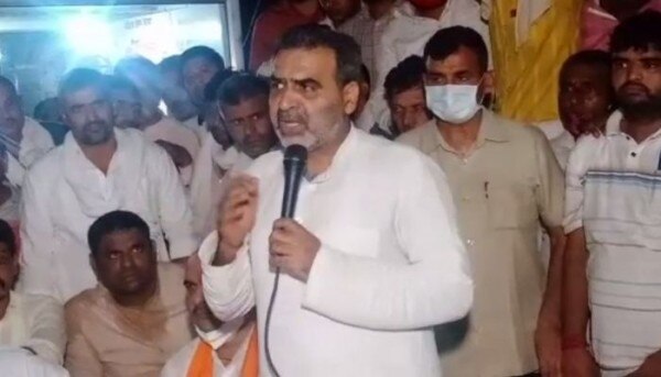 बीजेपी कार्यकर्ताओं को संबोधित करते केंद्रीय मंत्री संजीव बालियान. Sanjeev Baliyan