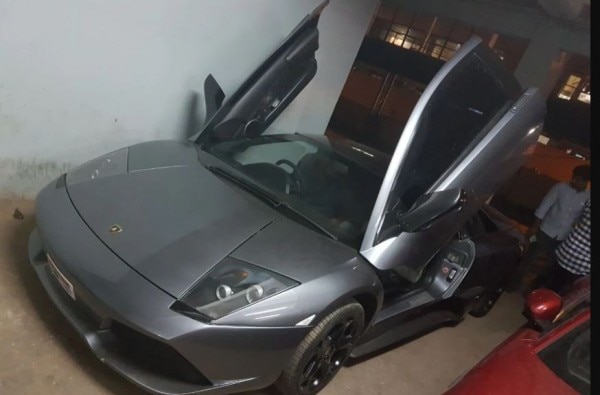 छापेमारी में पुलिस को सुकेश के यहां इस तरह की गाड़ियां मिली थीं. Sukesh Car1