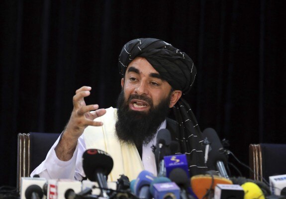 काबुल पर क़ब्ज़े के बाद Taliban की पहली प्रेस कॉन्फ्रेंस में कहा गया था कि समूह चाहता है कि महिलाएं उसके साथ कंधे से कंधा मिलाकर काम करें और वो शरिया कानून के दायरे में उनके अधिकारों का सम्मान करेगा. काबुल पर क़ब्ज़े के बाद Taliban की पहली प्रेस कॉन्फ्रेंस में कहा गया था कि समूह चाहता है कि महिलाएं उसके साथ कंधे से कंधा मिलाकर काम करें और वो शरिया कानून के दायरे में उनके अधिकारों का सम्मान करेगा.