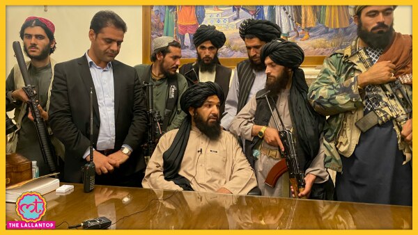 काबुल स्तिथ अफगान राष्ट्रपति भवन पर कब्जा जमाने के बाद तालिबान (Taliban) के लड़ाके. (फोटो: एपी) काबुल स्तिथ अफगान राष्ट्रपति भवन पर कब्जा जमाने के बाद तालिबान (Taliban) के लड़ाके. (फोटो: एपी)