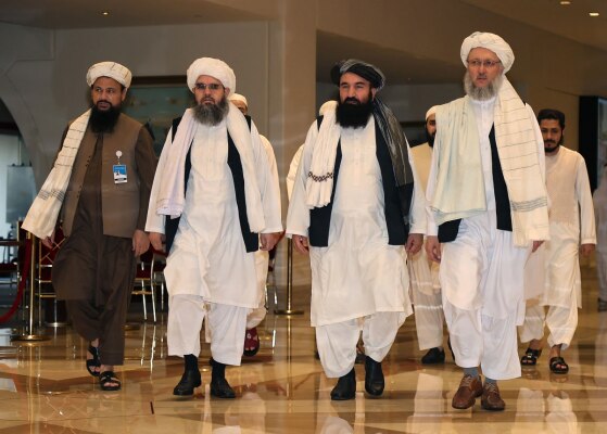 कतर की राजधानी दोहा के एक होटल में Taliban प्रतिनिधि दल का प्रमुख अब्दुल सलाम हनाफी (दाईं तरफ) दूसरी तालिबान सदस्यों के साथ. (फोटो: एएफपी) कतर की राजधानी दोहा के एक होटल में Taliban प्रतिनिधि दल का प्रमुख अब्दुल सलाम हनाफी (दाईं तरफ) दूसरी तालिबान सदस्यों के साथ. (फोटो: एएफपी)