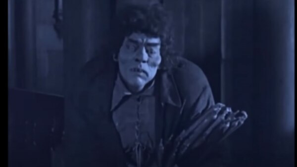 'The Hunchback of Notre Dame' फिल्म में लॉन चेनी. (फोटो- वीडियो स्क्रीनशॉट) The Hunchback Of Notre Dame