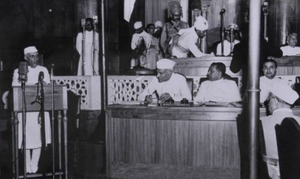 आज़ादी की घोषणा करते हुए जवाहर लाल नेहरू (तस्वीर: wikimedia) Untitled Design (3)