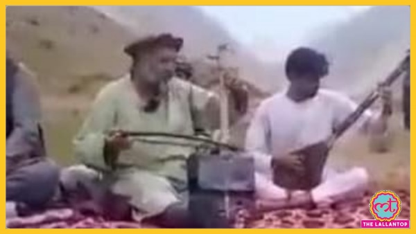 अफगानिस्तान के लोक गायक फवाद अंदराबी का एक वीडियो खूब वायरल हो रहा है, जिसमें वे अपनी मातृभूमि के लिए गीत गा रहे हैं. (फोटो: साभार ट्विटर) Untitled Design (88)