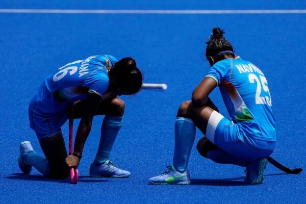 ग्रेट ब्रिटेन से ब्रॉन्ज मेडल मैच में हार के बाद निराश Vandana Kataria (बांई तरफ) और Navneet Kaur (दांई तरफ). (फोटो: एपी) Vandana Katariya