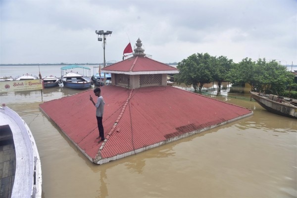 वाराणसी में बाढ़ के पानी में डूबा एक मंदिर. (तस्वीर- पीटीआई) Flood In Varanasi