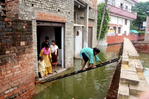 इन दिनों कुछ इस तरह रहे हैं वाराणसी के लोग. (तस्वीर- पीटीआई) Floods In Shailputri Area
