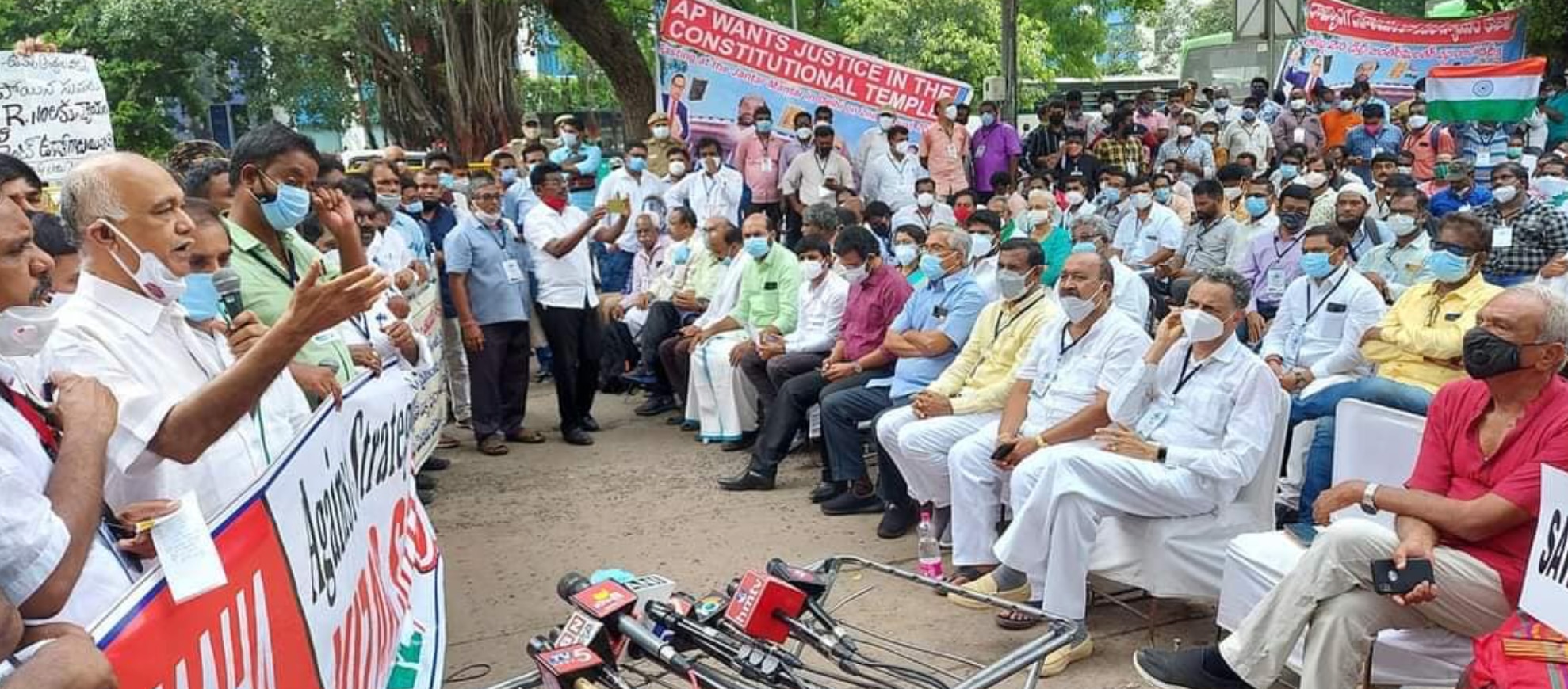 वाईज़ाग स्टील प्लांट के कर्मचारियों का भारत सरकार के निजीकरण के फ़ैसला के ख़िलाफ़ 173 दिनों से आंदोलन चल रहा है. जो अब दिल्ली पहुंच चुका है. दिल्ली के जंतर मंत्र की तस्वीर. Vizag Steel Plant Protest
