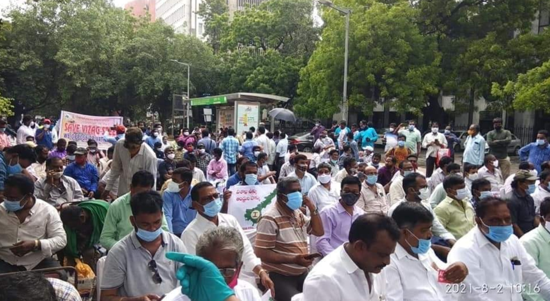 वाईज़ाग स्टील प्लांट के कर्मचारियों दिल्ली के जंतर मंत्र में विरोध प्रदर्शन की तस्वीर. Vizag Steel Protest 3