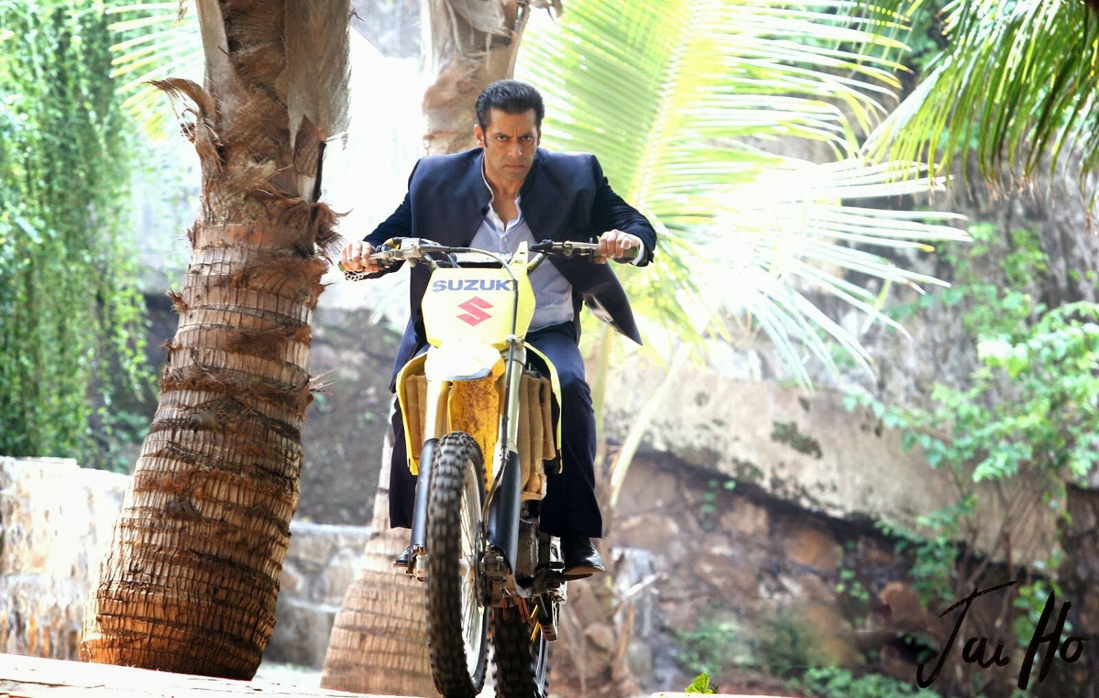 अरे हट जा ताऊ पाछे णे क्योंकि भाई गाड़ी लेकर आ रहे हैं. फिल्म 'जय हो' के एक सीन में सलमान खान. अरे हट जा ताऊ पाछे णे क्योंकि भाई गाड़ी लेकर आ रहे हैं. फिल्म 'जय हो' के एक सीन में सलमान खान.