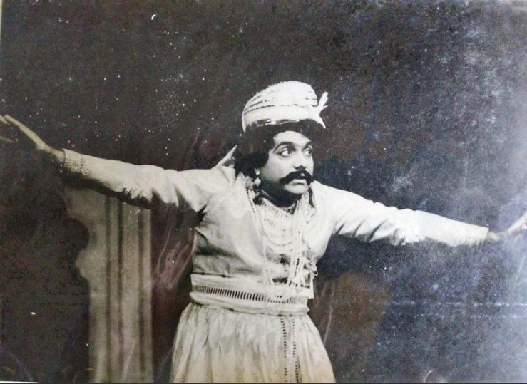 अपने एक नाटक के दौरान अभिनय करते अंजन. नाटक का स्कोप सिकुड़ता जा रहा था