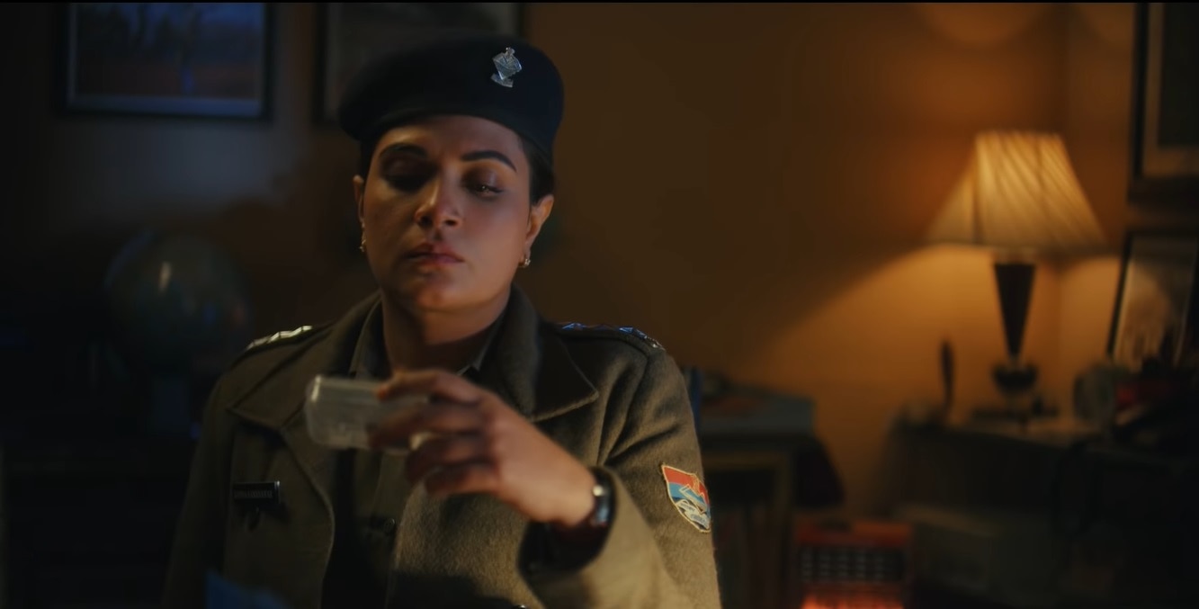 डीएसपी रत्ना संखावर जिन्हें लगता है कि न वो अच्छी पत्नी बन पाईं, न अच्छी मां बन पाईं और न ही अच्छी पुलिस ऑफिसर बन पा रही हैं. इस रियलाइज़ेशन के बाद इनके करियर की दिशा और दशा दोनों बदल जाती है. डीएसपी रत्ना संखावर जिन्हें लगता है कि न वो अच्छी पत्नी बन पाईं, न अच्छी मां बन पाईं और न ही अच्छी पुलिस ऑफिसर बन पा रही हैं. इस रियलाइज़ेशन के बाद इनके करियर की दिशा और दशा दोनों बदल जाती है.