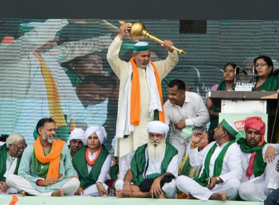 मुजफ्फरनगर महापंचायत के दौरान अन्य किसान नेताओं के साथ राकेश टिकैत. (तस्वीर- पीटीआई) rakesh tikait, kisan andolan