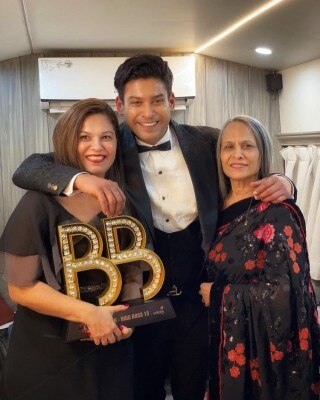 अपनी मम्मी और दीदी के साथ 'बिग बॉस' जीतने के बाद सिड. अपनी मम्मी और दीदी के साथ 'बिग बॉस' जीतने के बाद सिड.